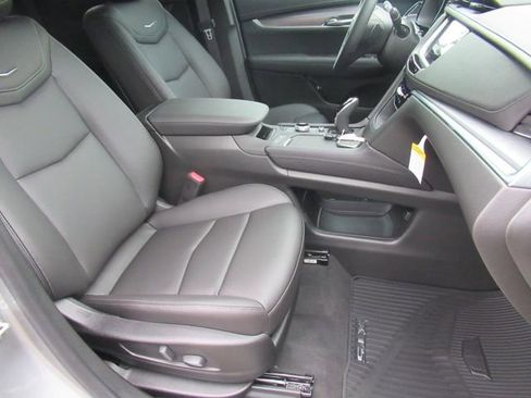 New 2025 Cadillac XT5 Luxury image 9