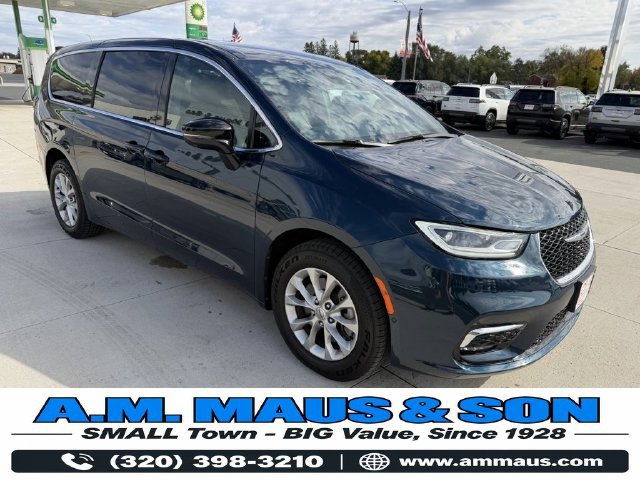 Used 2025 Chrysler Pacifica Select w/ Uconnect Theater Family Group AWD/4WD image 1