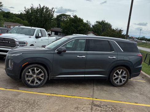 Used 2022 Hyundai Palisade SEL w/ Premium Package FWD image 2
