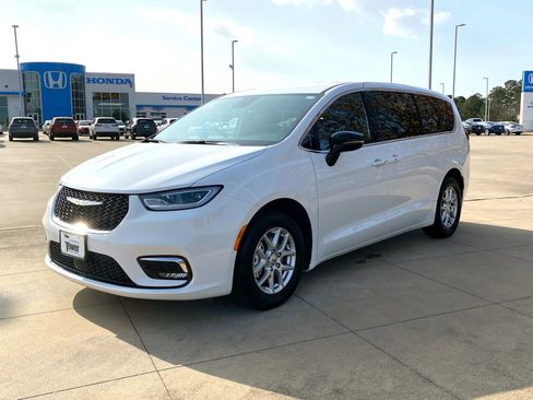 Used 2025 Chrysler Pacifica Select image 3