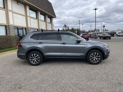 Used 2018 Volkswagen Tiguan SE w/ Panoramic Sunroof Package AWD/4WD image 3