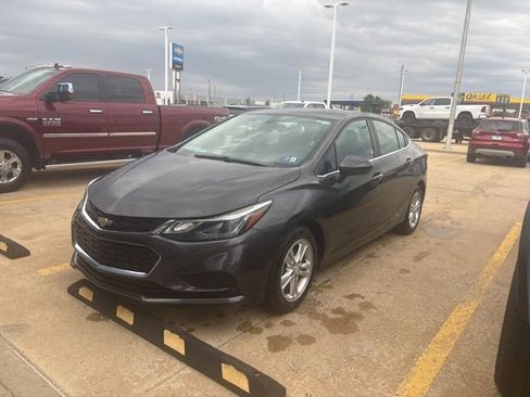 Used 2017 Chevrolet Cruze LT FWD image 3