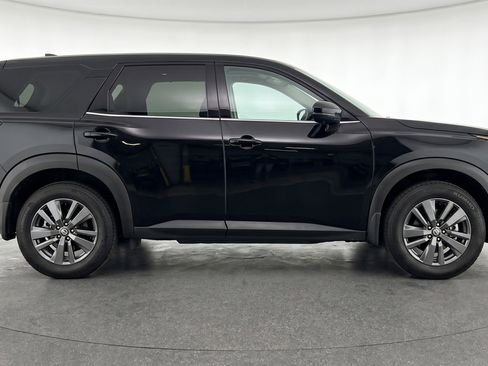 Used 2025 Nissan Pathfinder SV image 11