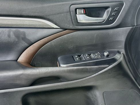 Used 2019 Toyota Highlander Limited FWD image 15