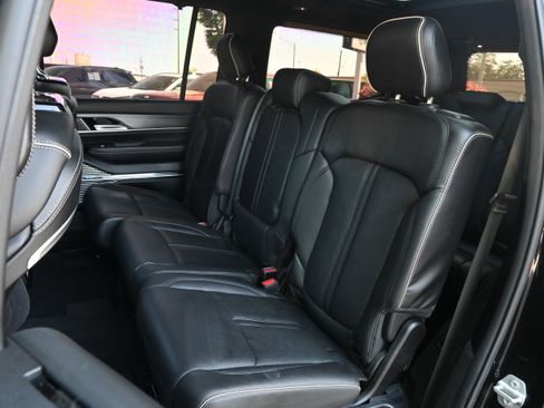 Used 2022 Jeep Grand Wagoneer Series II AWD/4WD image 31