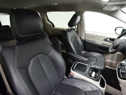 Used 2024 Chrysler Pacifica Touring-L image 18