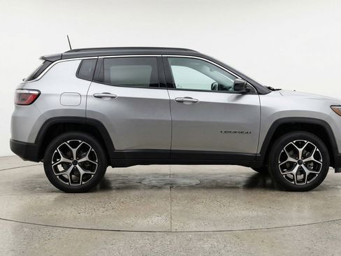 Used 2025 Jeep Compass Limited image 9