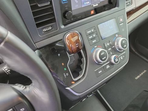 Used 2017 Toyota Sienna Limited Premium FWD image 29