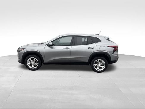 Used 2024 Chevrolet Trax LS w/ LS Convenience Package FWD image 3