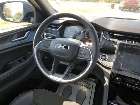 New 2025 Jeep Grand Cherokee Altitude image 18