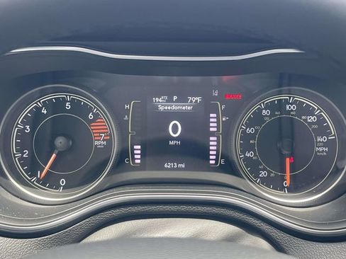 Used 2021 Jeep Cherokee Latitude Plus AWD/4WD image 19