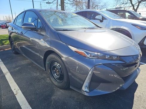 Used 2022 Toyota Prius Prime XLE image 2
