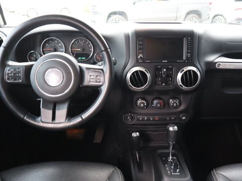Used 2017 Jeep Wrangler Unlimited Rubicon w/ Connectivity Group AWD/4WD image 15