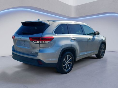 Used 2017 Toyota Highlander XLE AWD/4WD image 3