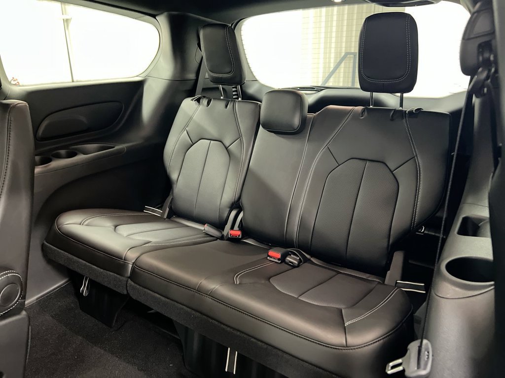 New 2026 Chrysler Pacifica Select AWD/4WD image 23