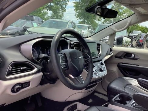 Used 2023 Chrysler Pacifica Touring-L image 15