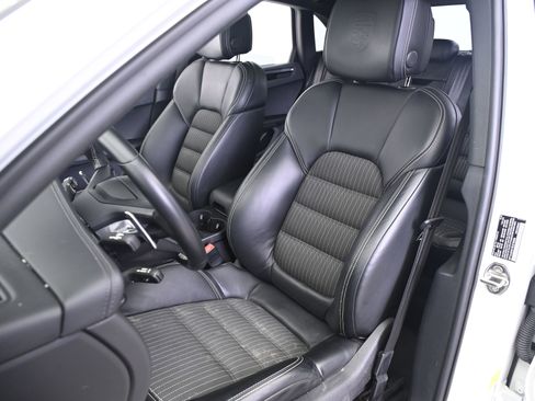 Used 2024 Porsche Macan Turbo image 5