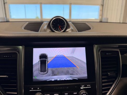 Used 2018 Porsche Macan AWD/4WD image 31