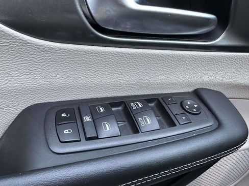 Used 2024 Chrysler Pacifica Touring-L image 31