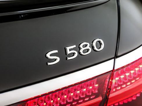 Certified 2025 Mercedes-Benz Maybach S 580 4MATIC image 11