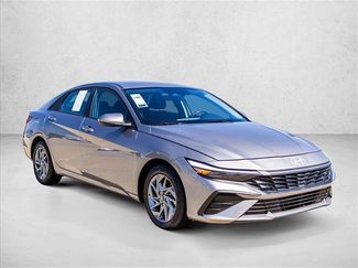 Used 2024 Hyundai Elantra SEL FWD video 3