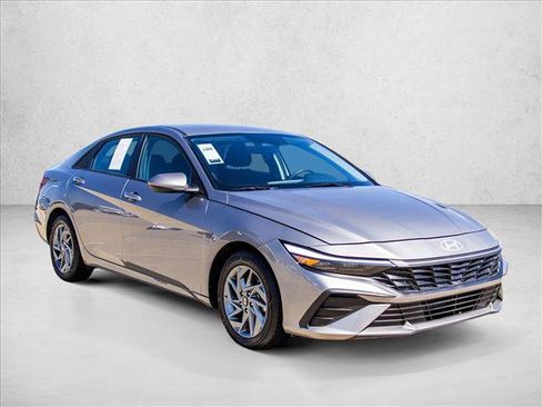 Used 2024 Hyundai Elantra SEL FWD image 3