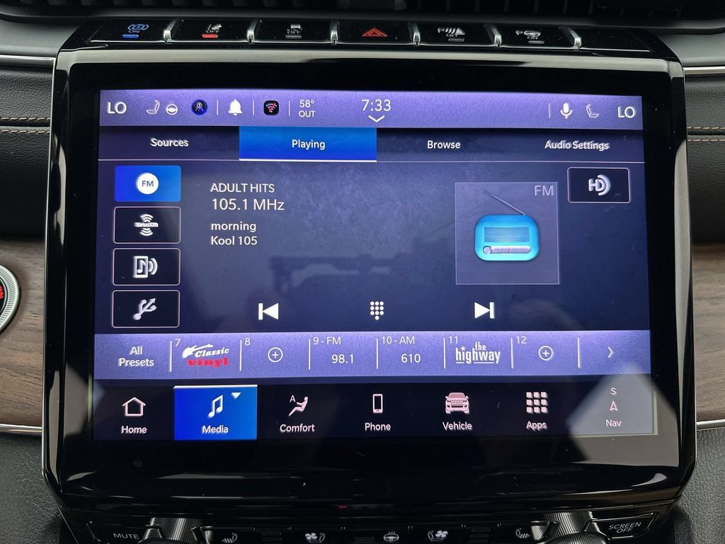 Used 2025 Jeep Grand Cherokee Summit w/ Advanced Protech Group IV AWD/4WD image 16