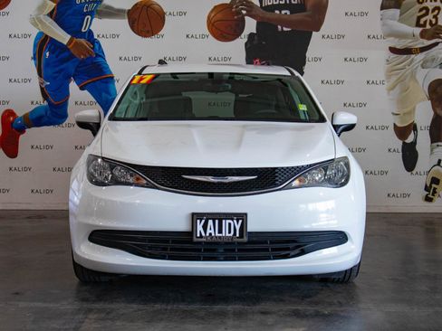 Used 2017 Chrysler Pacifica Touring image 19