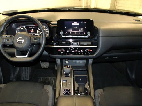 Used 2025 Nissan Pathfinder SV image 9