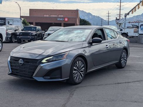 Used 2025 Nissan Altima 2.5 SV FWD image 9