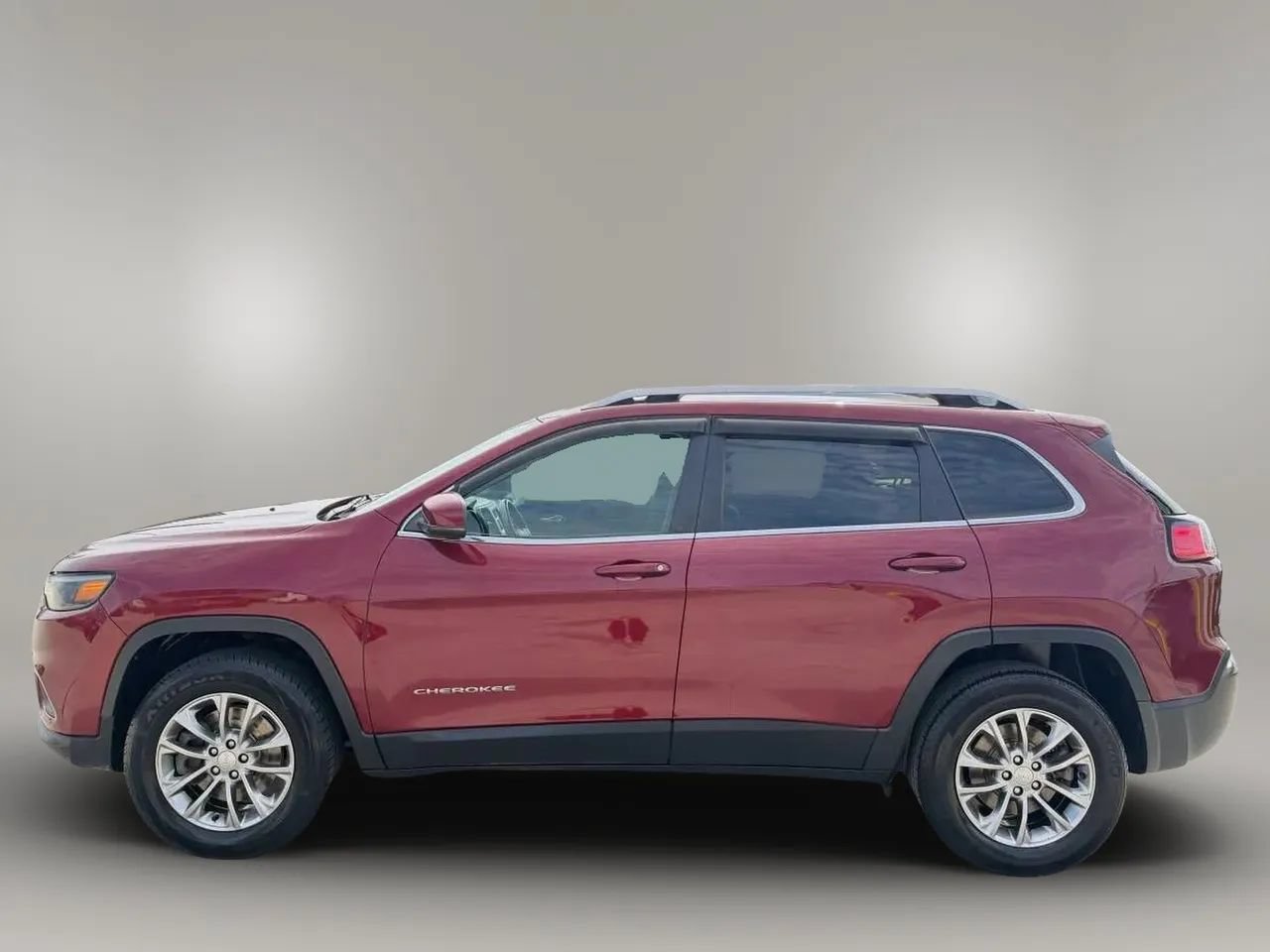 Used 2019 Jeep Cherokee Latitude Plus w/ Cold Weather Group AWD/4WD image 4