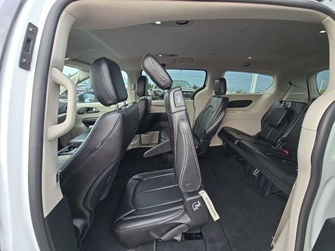 Used 2023 Chrysler Pacifica Touring-L FWD image 34