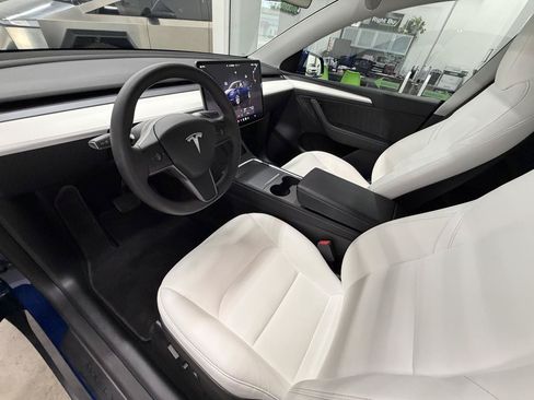 Used 2024 Tesla Model Y Long Range AWD/4WD image 10