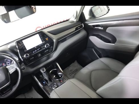 Used 2020 Toyota Highlander Limited image 22