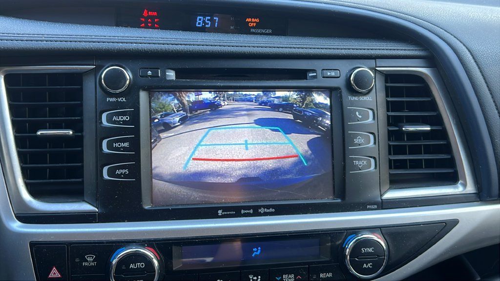 Used 2017 Toyota Highlander Plus FWD image 19