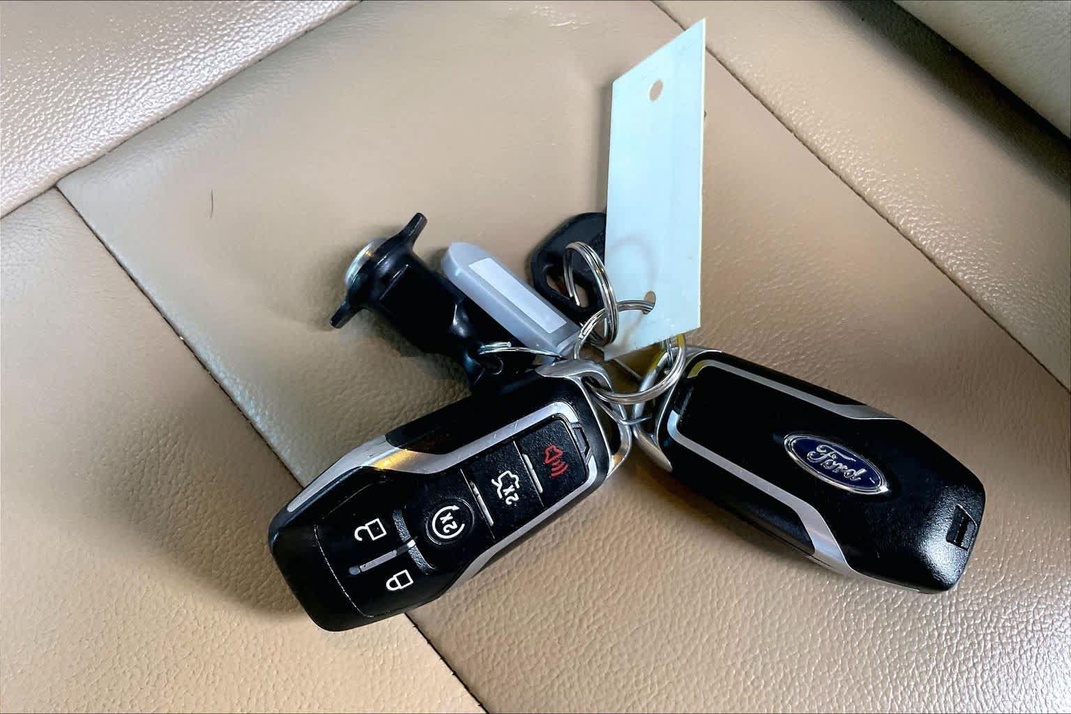 Used 2017 Ford Explorer XLT w/ Equipment Group 202A FWD image 15