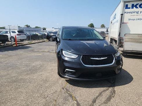 Used 2023 Chrysler Pacifica Touring-L FWD image 7