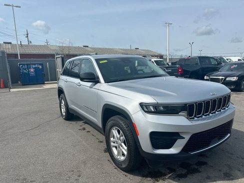 Used 2023 Jeep Grand Cherokee Laredo AWD/4WD image 11