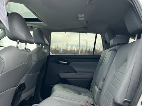 Used 2021 Toyota Highlander XLE image 41