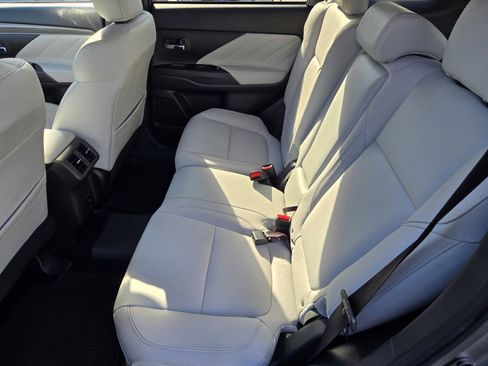 Used 2022 Mitsubishi Outlander SEL image 11