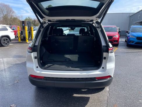 Used 2023 Jeep Grand Cherokee Altitude AWD/4WD image 8