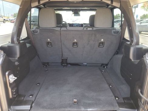 Used 2025 Jeep Wrangler Unlimited Rubicon AWD/4WD image 5