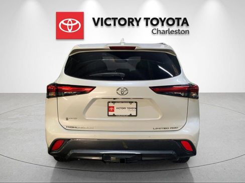 Used 2022 Toyota Highlander Limited AWD/4WD image 4