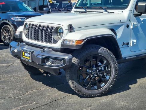 Used 2025 Jeep Gladiator Sport image 3