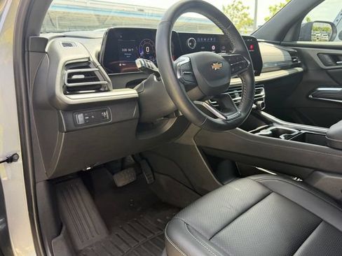 Used 2025 Chevrolet Traverse LT FWD image 11