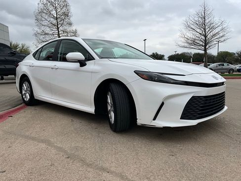 Used 2025 Toyota Camry LE image 4