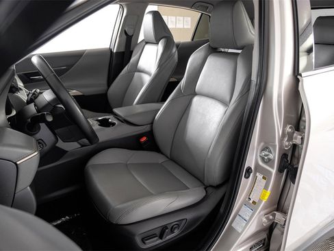 Used 2022 Toyota Venza XLE image 3