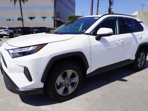 Used 2025 Toyota RAV4 XLE w/ Convenience Package image 5