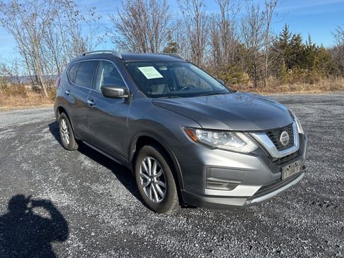 Used 2018 Nissan Rogue SV image 1