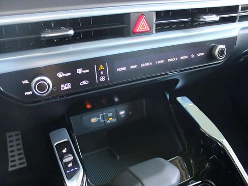 Used 2025 Kia Sorento SX FWD image 10
